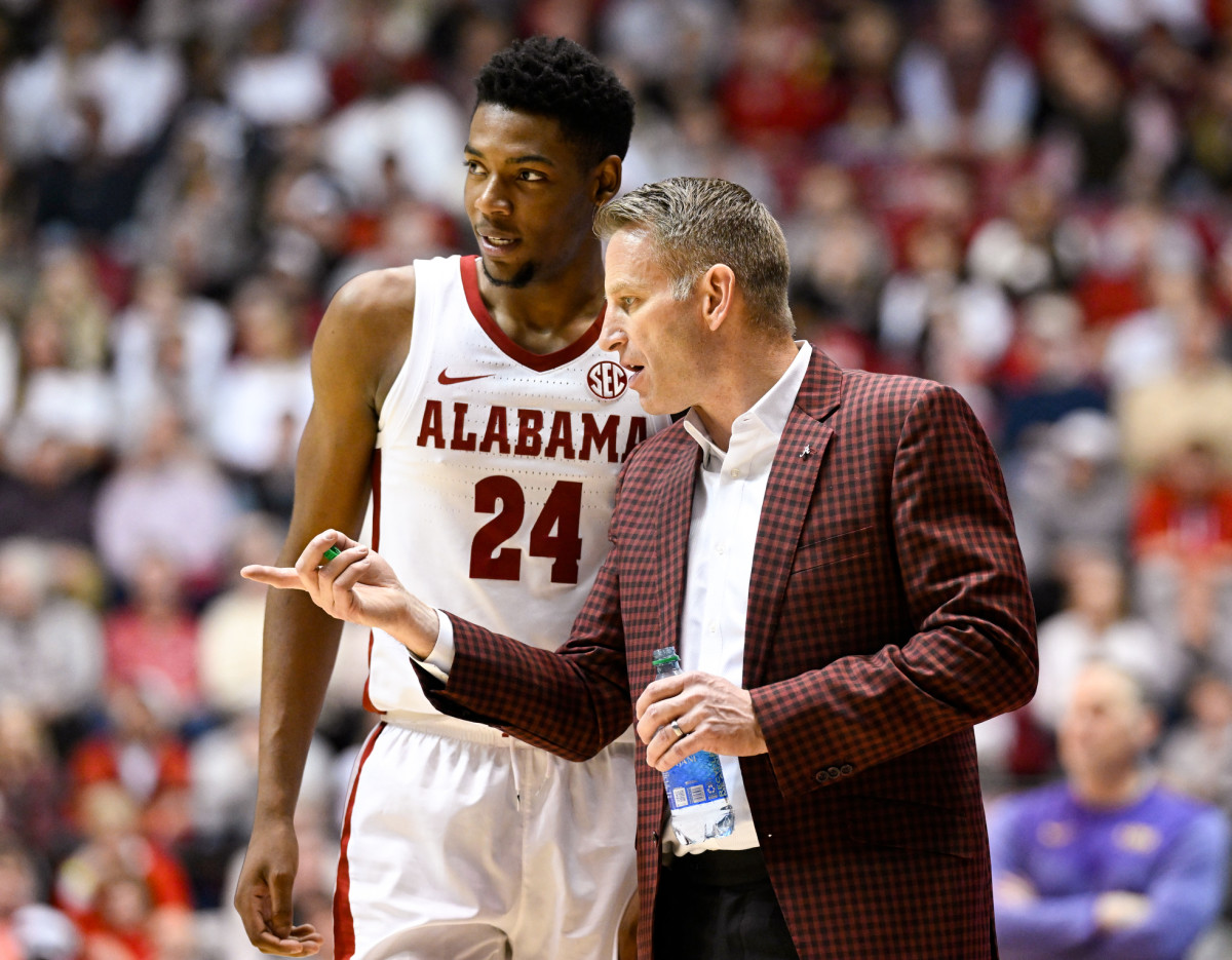 Alabama coach Nate Oats talks through a play with Brandon Miller.